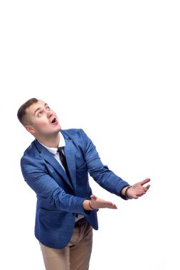 Çekici ve neşeli bir adamın portresi beyaz arka planda izole edilmiş boş alanı yakalıyor..