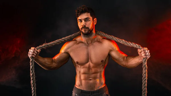 Shirtless Atletisk Man Poserar Med Rep Halsen Axlar Framför Tegelvägg — Stockfoto