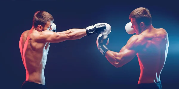 Dos Boxeadores Boxeando Sobre Fondo Oscuro Con Espacio Para Copiar — Foto de Stock