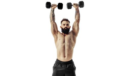 Egzersizleri halterlerle yapan güçlü bir adam. Beyaz arka planda iyi fiziği olan genç bir adamın fotoğrafı. Kuvvet ve motivasyon. 