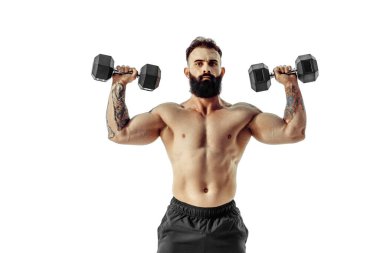 Egzersizleri halterlerle yapan güçlü bir adam. Beyaz arka planda iyi fiziği olan genç bir adamın fotoğrafı. Kuvvet ve motivasyon. 