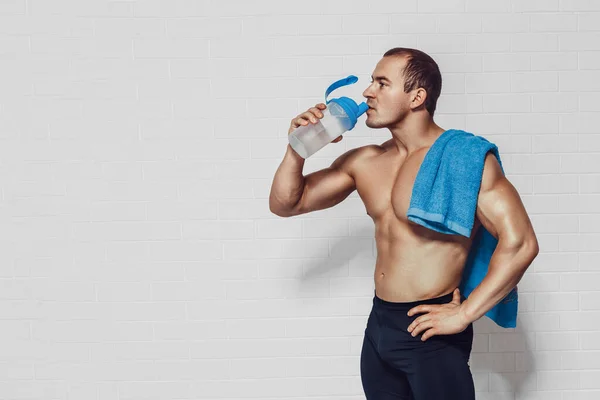 Muskulös Man Håller Protein Shaker Samtidigt Bär Sportkläder Med Handduk — Stockfoto