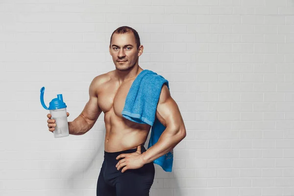 Muskulös Man Håller Protein Shaker Samtidigt Bär Sportkläder Med Handduk — Stockfoto