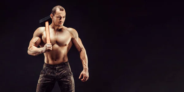 Muskulös Man Med Stor Anatomi Poserar Svart Bakgrund Med Stor — Stockfoto