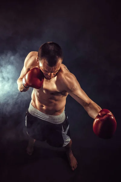 Gespierde Kickbox Muay Thai Vechter Ponsen Rook — Stockfoto