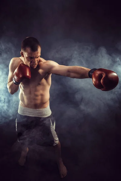 Muscular Kickbox Muay Thai Luchador Puñetazos Humo — Foto de Stock