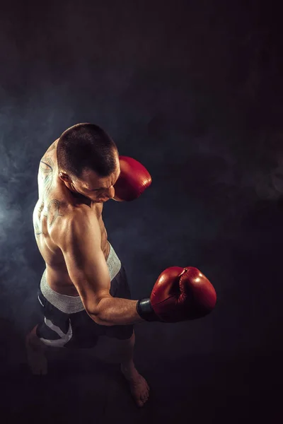 Muscular Kickbox Muay Thai Lutador Perfurando Fumaça — Fotografia de Stock