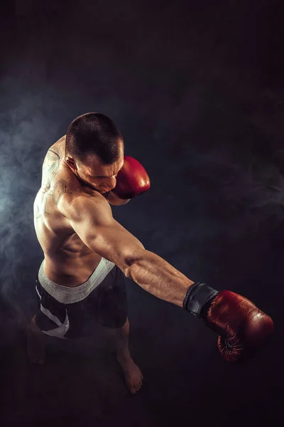 Muscular Kickbox Muay Thai Luchador Puñetazos Humo — Foto de Stock