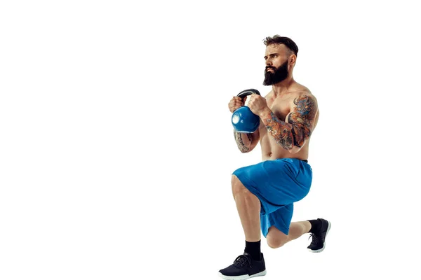 Μυώδης Shirtless Τατουάζ Γενειοφόρος Αρσενικό Αθλητή Bodybuilder Προπόνηση Kettlebell Λευκό — Φωτογραφία Αρχείου