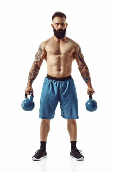 Musculaire Shirtloze Getatoeëerde Baarddrager Mannelijke Atleet Bodybuilder Workout Met Kettlebell — Stockfoto