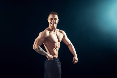 Güç, güç, mükemmel vücut, vücut geliştirme, spor kavram. Kusursuz bir beden gösteren genç kas uygun yakışıklı adam. 