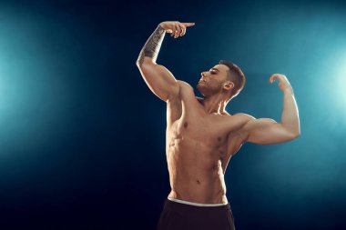 Güç, güç, mükemmel vücut, vücut geliştirme, spor kavram. Kusursuz bir beden gösteren genç kas uygun yakışıklı adam. 