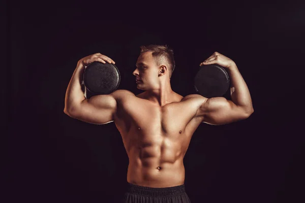 优秀的身体 运动理念 年轻英俊的肌肉发达的男子体形完美 乳酪圈镶嵌在黑蜡中 — 图库照片
