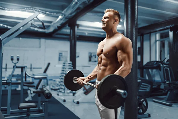 Muskulös Bodybuilder Träning Gym Gör Biceps Övningar — Stockfoto