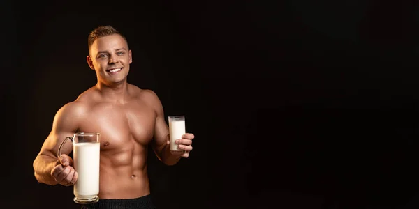 Muskulös Kille Kroppsbyggare Poserar Vit Bakgrund Atletisk Man Som Håller — Stockfoto
