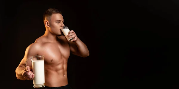 肌肉男 体格健美的人摆出白色的背景 运动员手里拿着一瓶牛奶 一种概念体育运动 — 图库照片