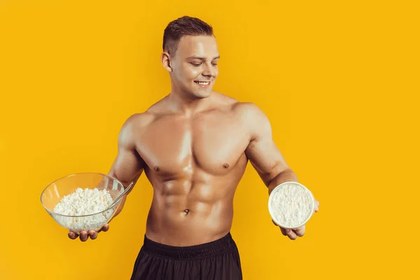 健康的男人在黑色背景上摆姿势 健美健美运动员拿着奶酪健康饮食和健康生活方式的概念 — 图库照片