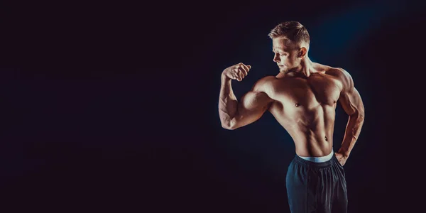 Kroppsbyggare Poserar Vacker Sportig Kille Manlig Makt Fitness Muskulös Kropp — Stockfoto