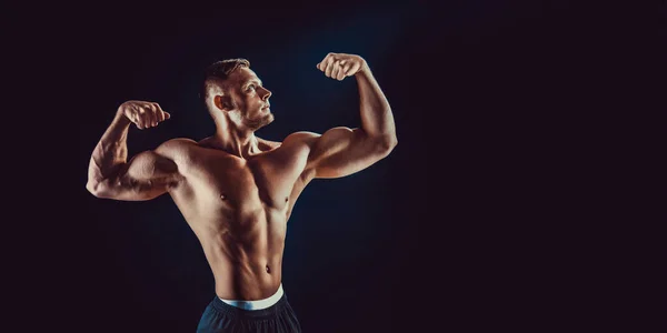 Bodybuilder Poseren Mooie Sportieve Mannelijke Kracht Fitness Spiermassa Geïsoleerd Zwarte — Stockfoto