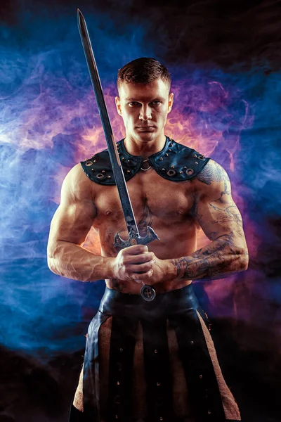 煙を背景に剣を持つアンティーク戦士 — ストック写真