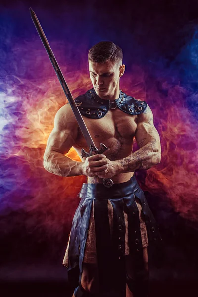 煙を背景に剣を持つアンティーク戦士 — ストック写真