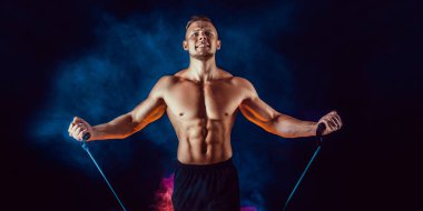 Direniş Bandosu ile kaslı Atletik Erkekler Egzersizi. Boşluğu Kopyala. 