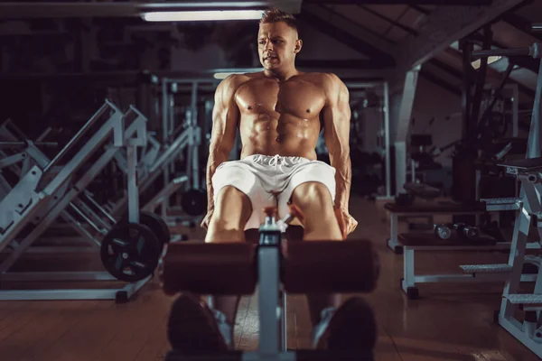 Homem Musculoso Exercitando Fazendo Sentar Exercício Atleta Com Seis Maços — Fotografia de Stock