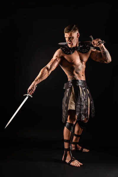 具有黑暗背景剑的古董战士 — 图库照片