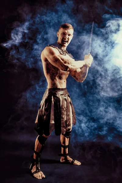 Antiker Krieger Mit Schwert Vor Dunklem Hintergrund Mit Rauch — Stockfoto