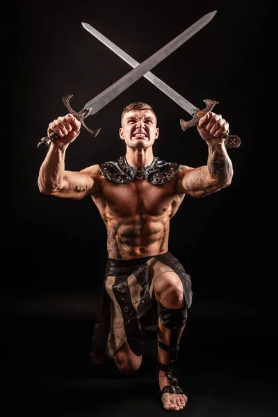 Karanlık Arka Planda Kılıç Taşıyan Antika Bir Savaşçı — Stok fotoğraf