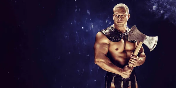 Studio Skott Muskulös Forntida Krigare Man Poserar Med Yxa — Stockfoto