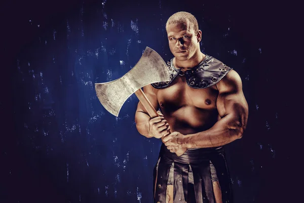 斧でポーズをとって筋肉の古代戦士男のスタジオ撮影 — ストック写真