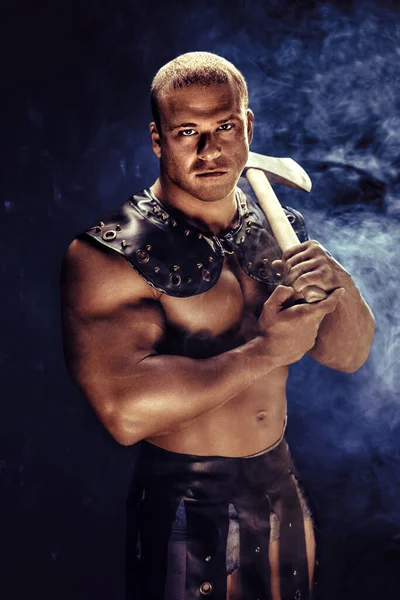 斧でポーズをとって筋肉の古代戦士男のスタジオ撮影 — ストック写真