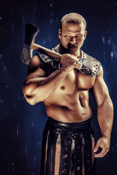 肌肉发达的古代武士乔装用斧子的影棚拍摄 — 图库照片