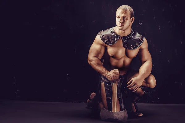 Studioaufnahme Eines Muskulösen Alten Kriegers Der Mit Axt Posiert — Stockfoto