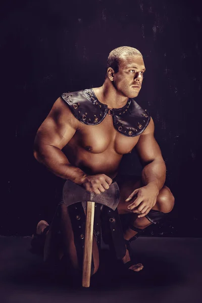 肌肉发达的古代武士乔装用斧子的影棚拍摄 — 图库照片