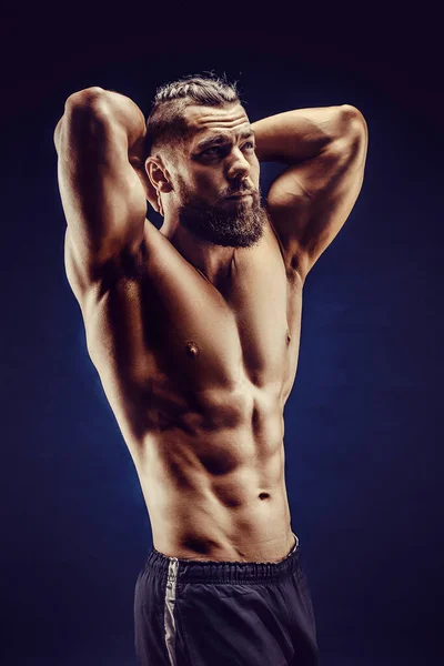 裸露强壮的男人在黑暗的背景下露出他的腹肌 力量和动机 — 图库照片