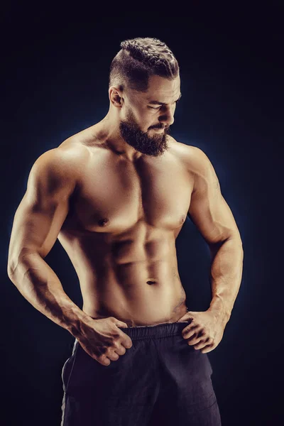 Homme Fort Montrant Ses Muscles Abdominaux Sur Fond Sombre Force — Photo