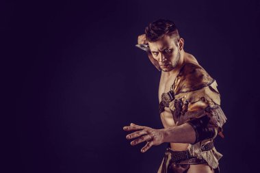 Kılıçlı yakışıklı gladyatör portresi. İzole edilmiş. Stüdyo çekimi. Koyu arkaplan. 