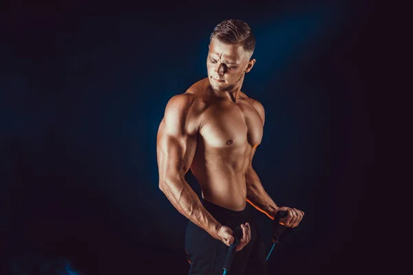 Muskelatletiska Män Motion Med Motståndsband Kopiera Utrymme — Stockfoto