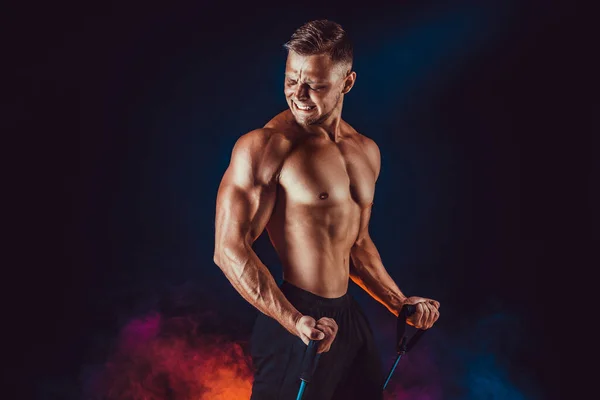 Muskelatletiska Män Motion Med Motståndsband Kopiera Utrymme — Stockfoto