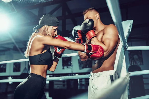 Twee Sporters Vrouwen Mannenboksers Die Met Handschoenen Vechten Boksen Fitness — Stockfoto