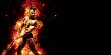 Göbek göğsüne ve kol pazılarına sahip vücut geliştirici. Siyah arka planda ateş ile poz verirken kol kasları zincir tutuyor. Vücut geliştirme kavramı.