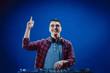 diskalifiye DJ ses aygıtı seçicisi kulüpte dans ederek kulaklıkla - eğlence konsepti, gece hayatı, müzik kulübü ve müzisyen.