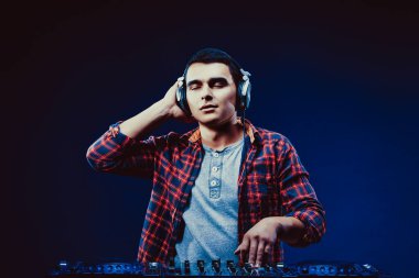 diskalifiye DJ ses aygıtı seçicisi kulüpte dans ederek kulaklıkla - eğlence konsepti, gece hayatı, müzik kulübü ve müzisyen.