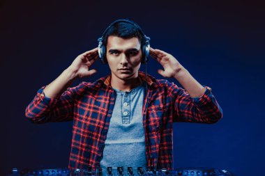 diskalifiye DJ ses aygıtı seçicisi kulüpte dans ederek kulaklıkla - eğlence konsepti, gece hayatı, müzik kulübü ve müzisyen.