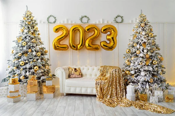 Interior Quarto Branco Com Árvore Ano Novo Decorado Caixas Presente — Fotografia de Stock