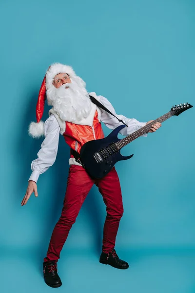 Full Size Cool Santa Claus Rock Musician Who Stands Electric — 图库照片