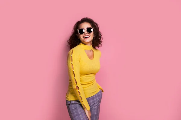 Beautiful Young Curly Caucasian Girl Yellow Outfit Who Smiling Posing — Stok Foto