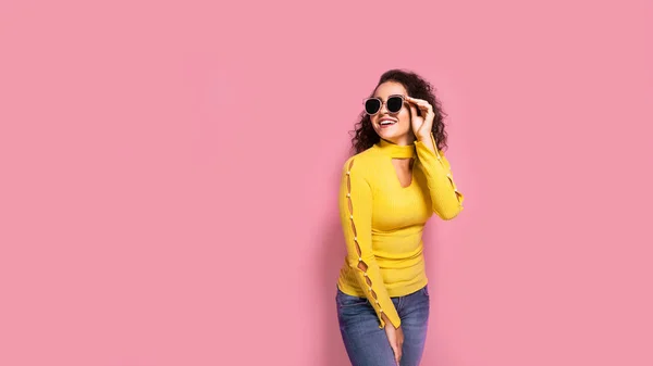 Beautiful Young Curly Caucasian Girl Yellow Outfit Who Smiling Posing — 스톡 사진